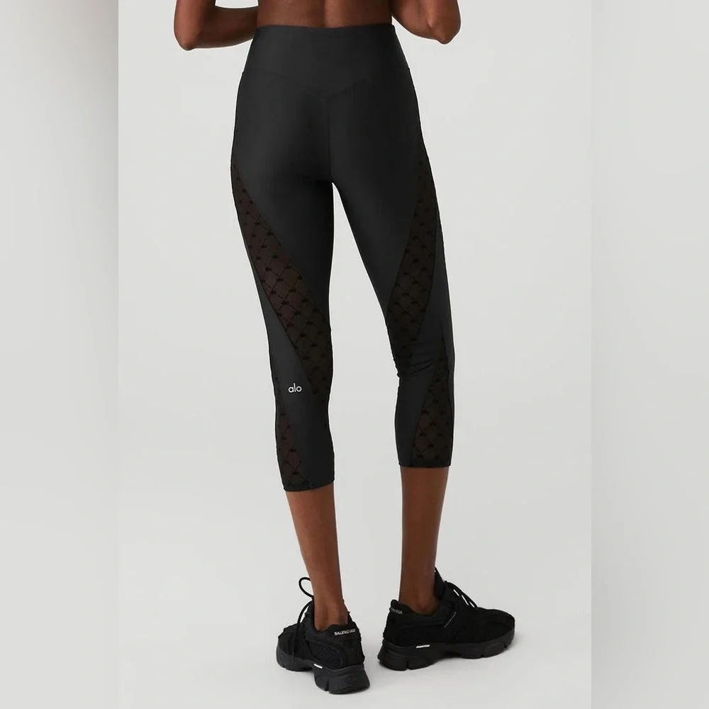 ALO Yoga SET Airlift Mesh Bra and High-Waist Celeste Capri Set